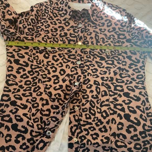 New XL. Women’s Leopard  button up shirt with long sleeves and two front pockets - Picture 8 of 12